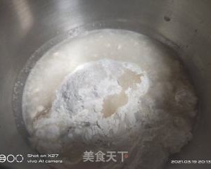 咸蛋黄肉松面包