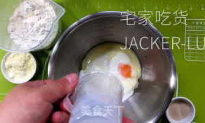 炼乳排包，奶香味十足，直接撕着吃，绵软醇香又筋道。