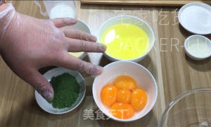 抹茶蜂蜜卷，甜蜜蜂蜜和抹茶清香相得益彰，柔软绵密回味无穷。