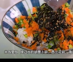 海苔碎饭团  虾仁黄瓜蛋汤  照烧芝士饭团  午餐肉芝士饭团   紫薯米糊的做法 步骤3