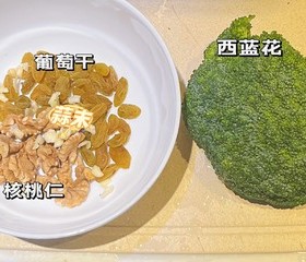 清爽低卡减脂餐核桃仁葡萄干炒西蓝花