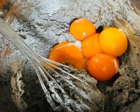 养生黑芝麻粉奶油蛋糕卷的做法 步骤4