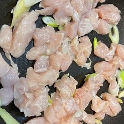 减脂版宫保鸡丁 鸡胸肉炒黄瓜的做法 步骤2