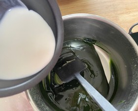 春天的抹茶&龙井茶烫面蛋糕卷（进阶）的做法 步骤7