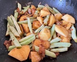 土豆茄子炖豆角的做法 步骤7