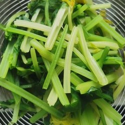 夏季爽口凉菜：翠绿香芹拌蘑菇的做法 步骤2