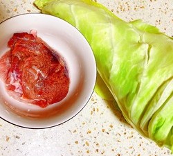 白菜炒肉（包白菜，用料少，小孩爱）