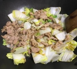 白菜炒肉的做法 步骤5