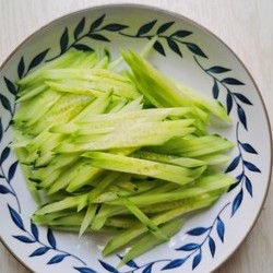 鸡胸肉拌黄瓜丝~好吃不腻，每次做的都不够吃！的做法 步骤7