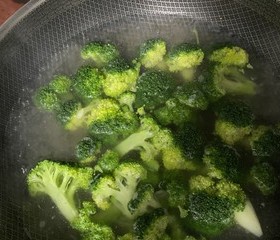 西蓝花炒鸡胸肉减脂的做法 步骤3