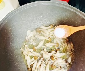 蟹味菇（海鲜菇）炖豆腐的做法 步骤3