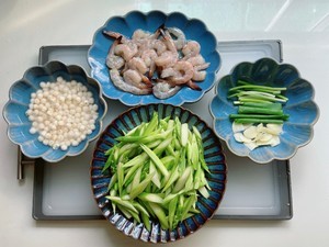 鸡头米芦笋溜虾仁【江南时令美食】