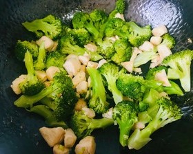 减脂增肌——西兰花炒鸡胸肉的做法 步骤6