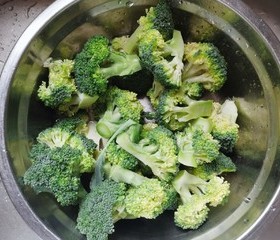 上汤西兰花~西兰花爽脆又入味，汤汁咸香味美的做法 步骤2