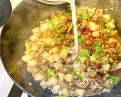 土豆茄子肉末盖浇饭的做法 步骤16