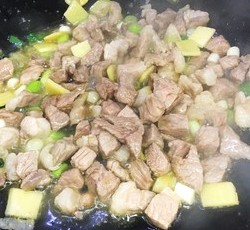 豌豆炒肉-营养丰富-超下饭  不辣（适合挑食偏食的儿童）的做法 步骤4