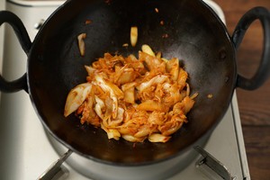 冬日泡菜饺子锅+芝士口蘑酿虾滑的做法 步骤4