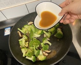 超快手蔬菜通用公式：蒜蓉蚝油法（生菜西兰花小青菜等）的做法 步骤6