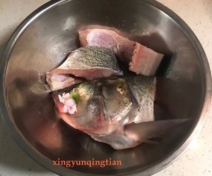 鱼头汤（鱼头豆腐时蔬汤、味鲜汤白有窍门)的做法 步骤5