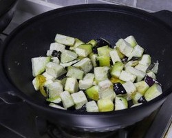 不用油炸，吃出肉味的红烧茄子的做法 步骤4