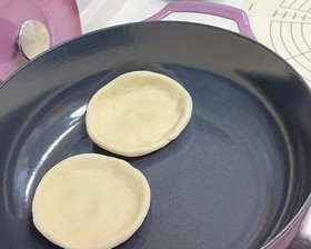 肉夹馍饼胚  无油麦香饼（面包饼）   面的做法 步骤9