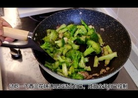 无需下油，腊味炒西兰花的做法 步骤18