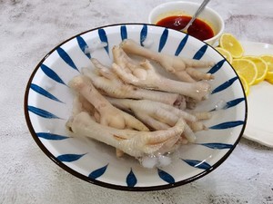 百香果酸辣鸡脚的做法 步骤6