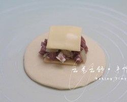 『美味咸香』椒盐土豆香肠花花包的做法 步骤6