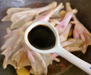 家常酱香鸭掌煲~鸭掌软烂入味，酱香浓郁的做法 步骤7