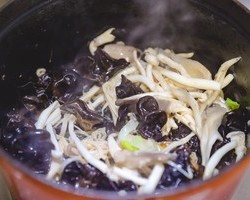 笔管鱼白菜豆腐煲的做法 步骤9