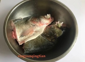 鱼头汤（鱼头豆腐时蔬汤、味鲜汤白有窍门)的做法 步骤4