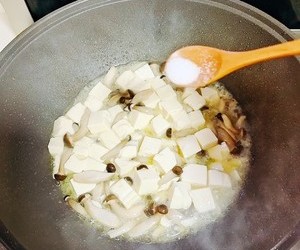 蟹味菇（海鲜菇）炖豆腐的做法 步骤5