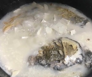 鱼头汤（鱼头豆腐时蔬汤、味鲜汤白有窍门)的做法 步骤12