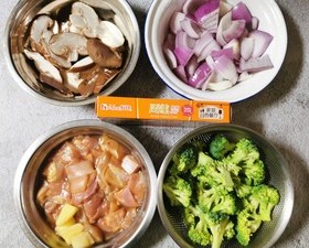 奶香蘑菇鸡肉意面（圣诞老人泡澡版）的做法 步骤2