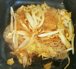 特入味的白菜粉丝（做法家常简单 香香酸酸 开胃 ）的做法 步骤9