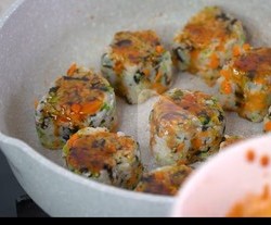 海苔碎饭团  虾仁黄瓜蛋汤  照烧芝士饭团  午餐肉芝士饭团   紫薯米糊的做法 步骤6