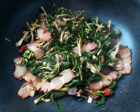 腊肉炒菜干（西兰花干）的做法 步骤10