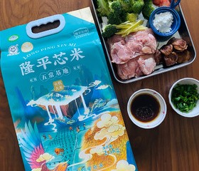 低脂美味的香菇鸡腿肉蒸饭+白灼西兰花