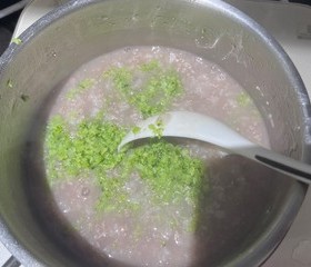 九个月大宝宝辅食：西蓝花淮山牛肉粥的做法 步骤5