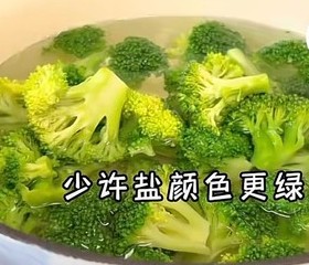 上汤西兰花配鸡肉卷   西兰花炒虾仁的做法 步骤7