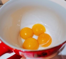 蛋黄溶豆🥚消耗蛋黄（适合六个月以上宝宝）附视频教学的做法 步骤2