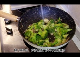 无需下油，腊味炒西兰花的做法 步骤17