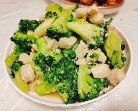 蒜蓉西兰花炒鸡胸肉的做法 步骤7