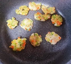 这样做饭宝宝抢着吃蔬菜鲜虾饼的做法 步骤8