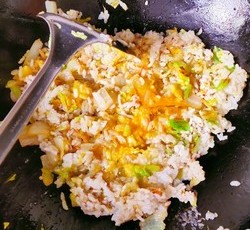 白菜鸡蛋炒米饭的做法 步骤3