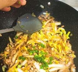 老少皆爱：肉沫白菜粉丝的做法 步骤11