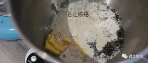 咸香的，酥酥的，吃起来停不了的黑芝麻饼干条的做法 步骤2