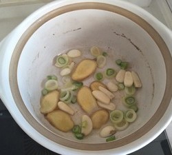 东北特色炖菜--砂锅🍲大白菜豆腐炖排骨五花肉的做法 步骤3