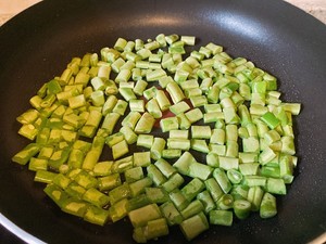 儿子小时候常吃的蛋炒饭：四季豆虾仁火腿肠蛋炒饭的做法 步骤9