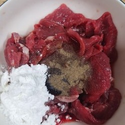 ㊙️牛肉片炒黄瓜‼️牛肉片的嫩滑技巧的做法 步骤2